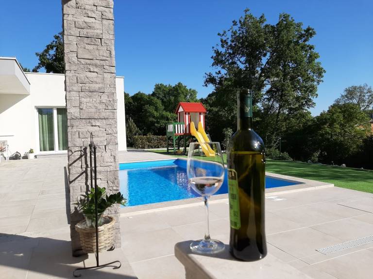 Villa with garden, BBQ & patio — photo 5