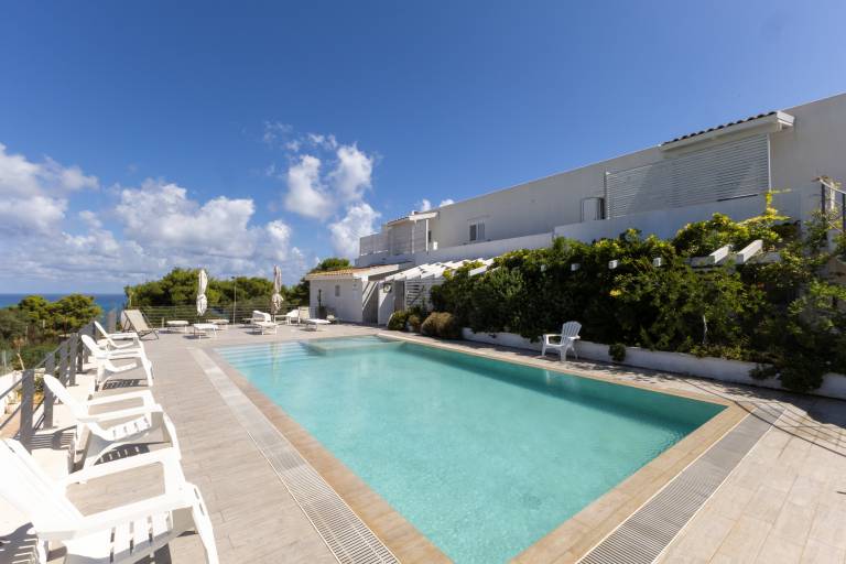 Apartment with pool, garden & grill | Garden view — photo 2
