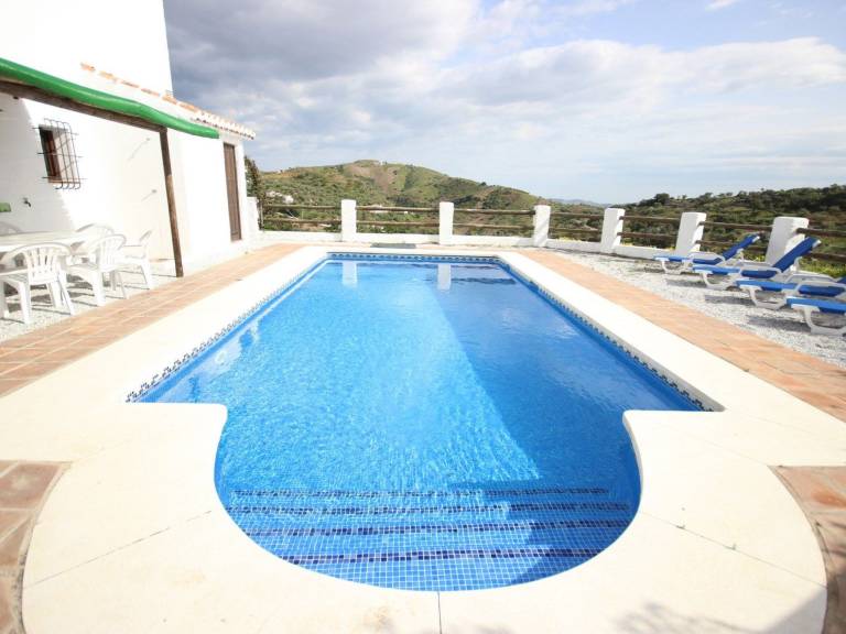 Vacation home with barbeque, private pool & patio | Dogs allowed — photo 3