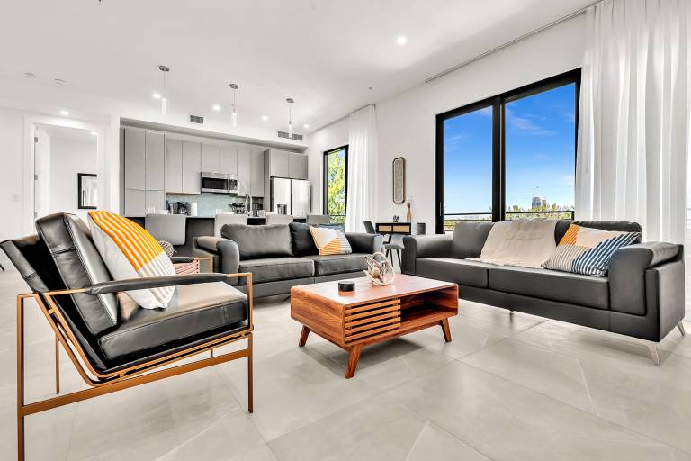 Spacious Chic 3BR New Condo Beach by Airport& port