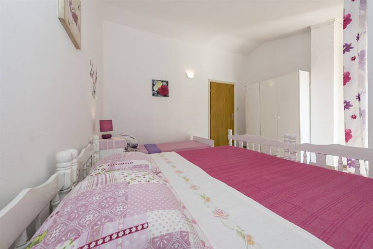 Apartment with garden & patio | Garden view — photo 4