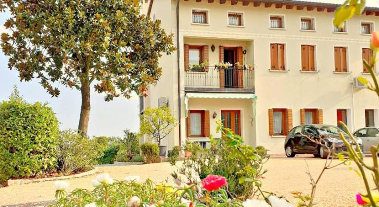 Rental apartment with 4 rooms for 12 persons in Treviso