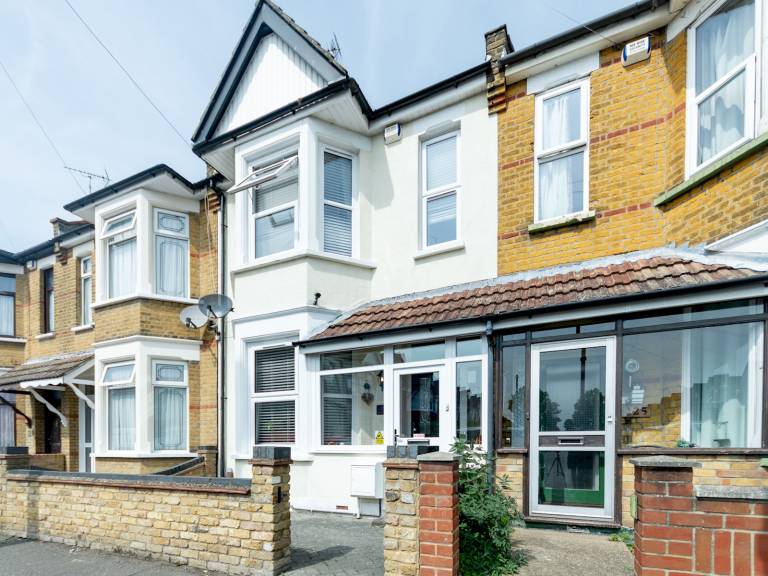 Comfortable 3 bed near Southend Pass the Keys