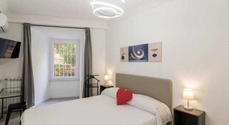 Fully equipped rental apartment with patio | Near St. Peter's Basilica | Pets are welcome — photo 2