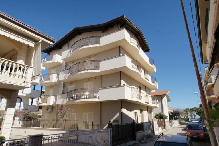 Apartment with terrace — photo 2
