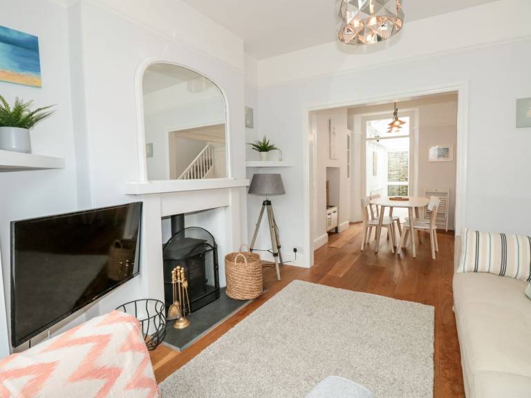 Family-oriented lovely cottage with yard & patio | Beach view | Pets are welcome — photo 3