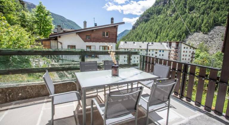 Holiday apartment with patio — photo 2