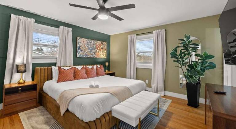 Fully equipped beautiful vacation home with jacuzzi, barbeque & yard | Pet-friendly — photo 2