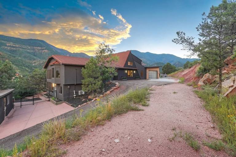 Stunning Views Modern Luxury Hot Tub Sauna — photo 4