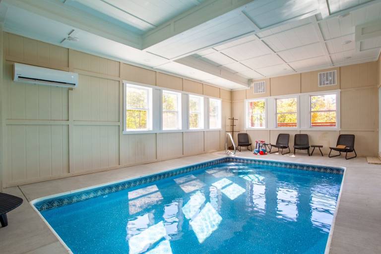 Cabin with private pool — photo 2