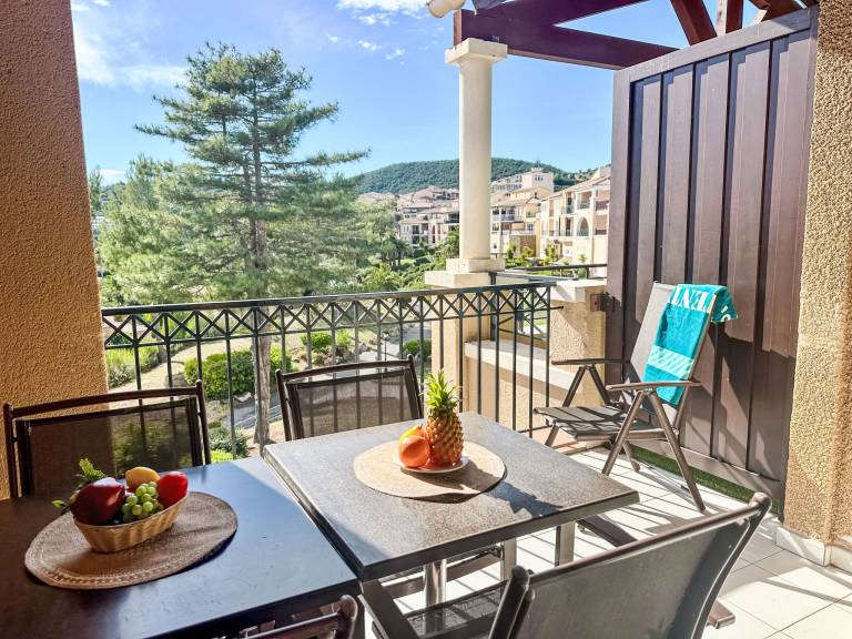 Family-oriented pleasant holiday apartment with terrace, yard & pool | Beach nearby | Pets are welcome in Saint-Raphaël