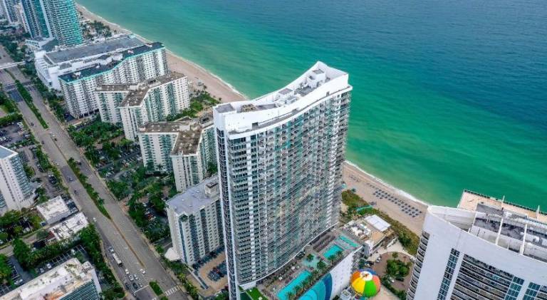 Luxurious Beachfront 2-Bedroom 2-Bathroom with balcony Condo at Lyft Resort & Residences - Miami Bea — photo 4
