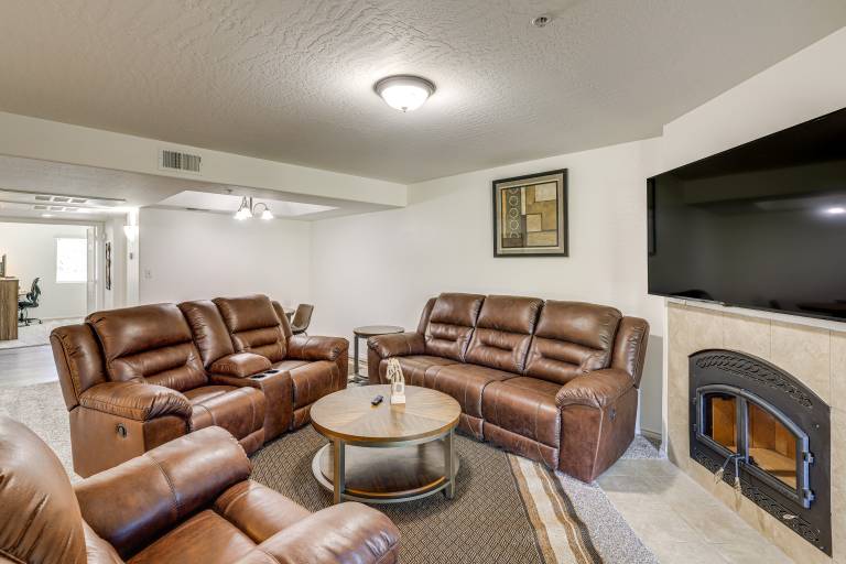 3 Mi to Talking Stick Condo w Community Perks
