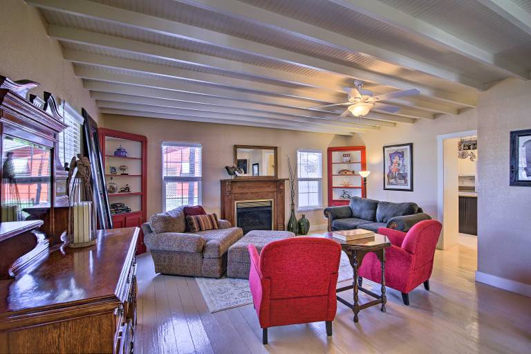 Grand Fredericksburg Retreat - Walk to Main St! — photo 4