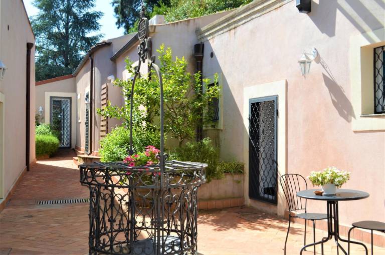 Apartment with garden, terrace & jacuzzi in Aci Castello