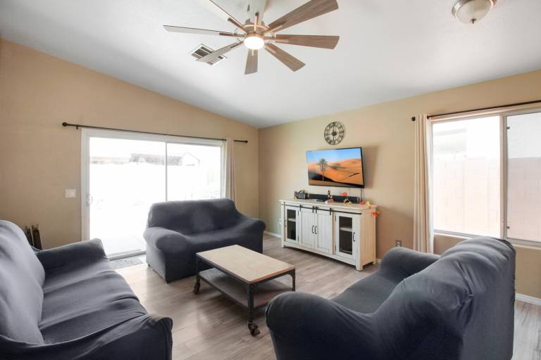Fully equipped charming vacation home with patio & yard | Pets allowed — photo 2
