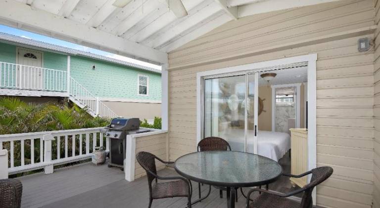House with pool — photo 5