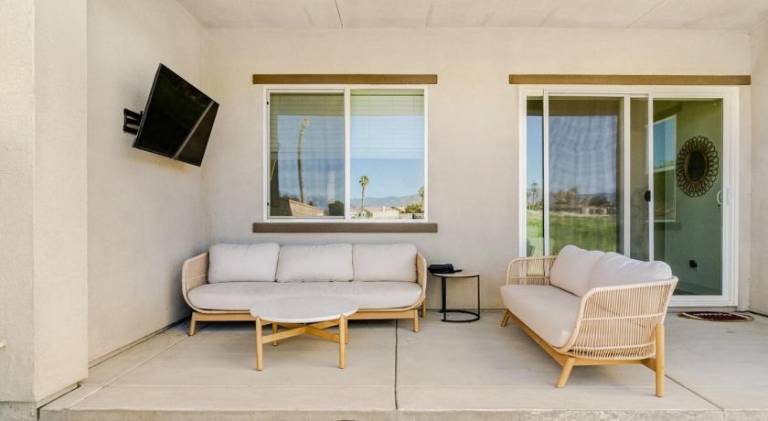 Vacation home with pool — photo 4