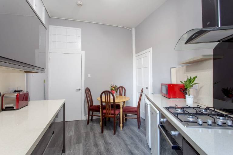 Stunning 2-Bed Apartment in Central Edinburgh — photo 5