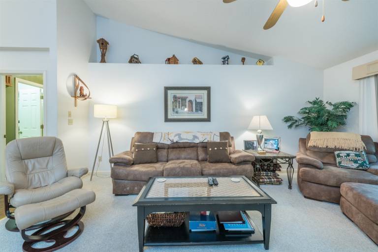Fully equipped ample vacation home with hot tub, heated pool & BBQ | Pets are welcome — photo 4