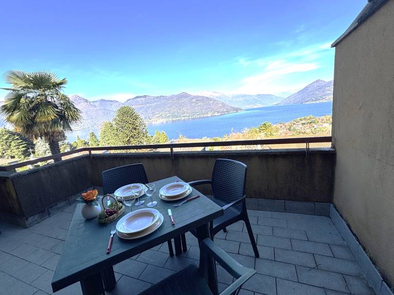 Charming apartment with patio | Next to the beach | Dogs allowed in Cannero Riviera