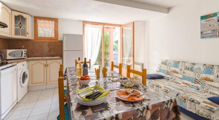 Pleasant serviced apartment with pool, yard & patio | Close to the beach | Pets are welcome — photo 2