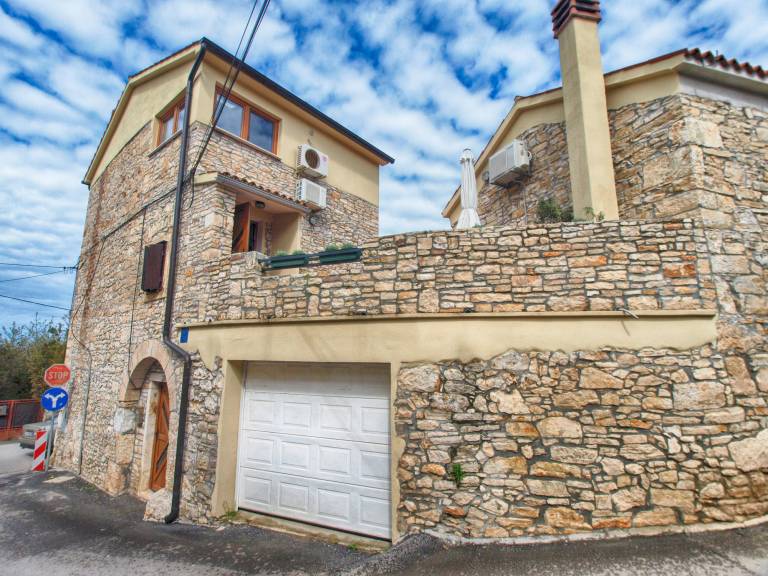 Child-friendly wonderful house with grill & terrace | Pets are welcome in Medulin