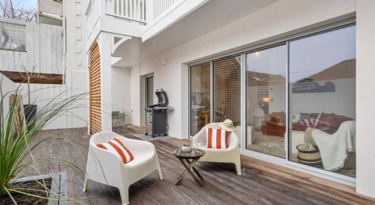 T3 moderne avec une grande terrasse, idealement situe — photo 3