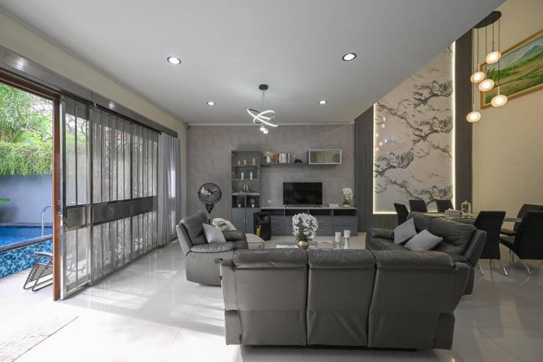 Villa with pool — photo 4