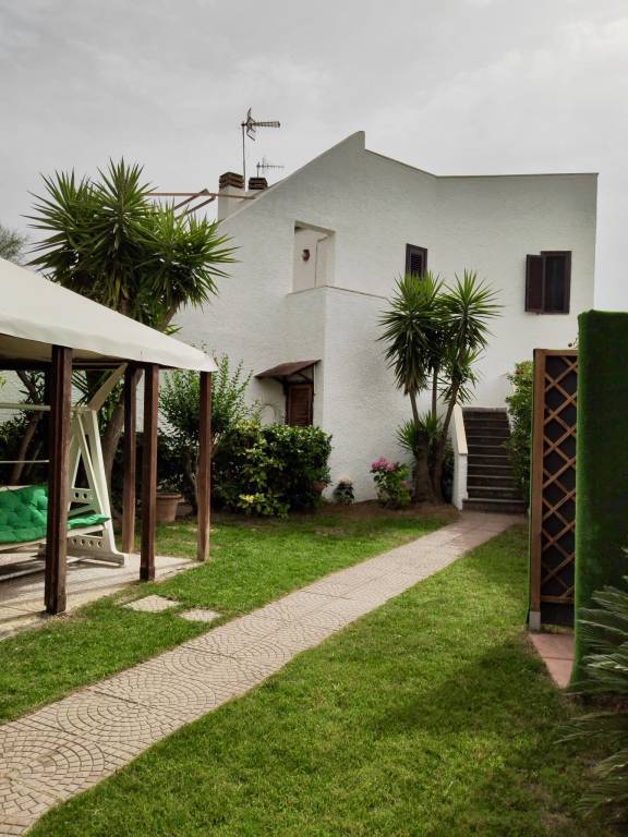 Villa with yard & patio | Garden view — photo 3