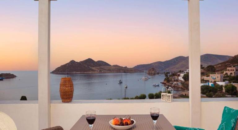 Serviced apartment with patio in Patmos