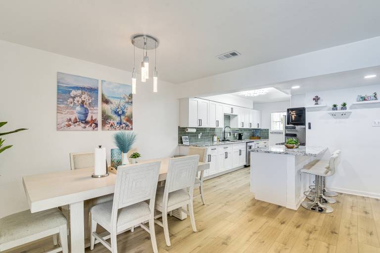 1/2 Mi to Sylvan Beach Park! Chic Townhome w/ Yard — photo 4