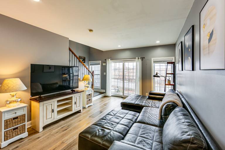 2 Mi to Market Sq! Row House w/ Dedicated Office — photo 5