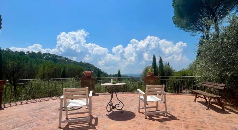 Chianti Villa with Private Park, 2 Apartments & Panoramic Views — photo 5