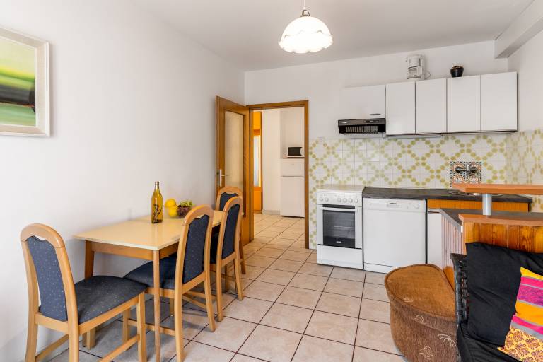 Holiday apartment with yard, terrace & barbeque — photo 5
