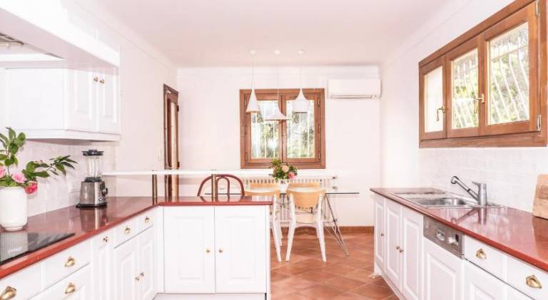 Fully equipped beautiful villa with yard, terrace & pool | Pet-friendly — photo 4