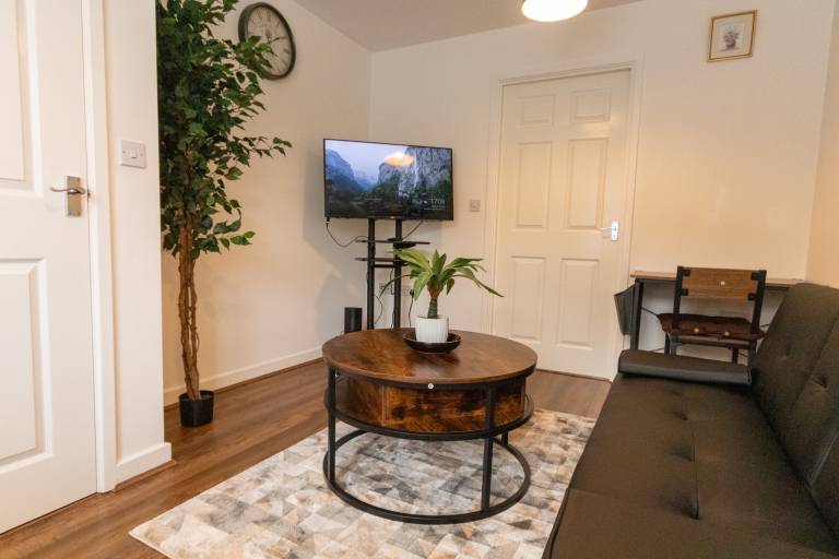 Swindon Cozy 2BR Retreat