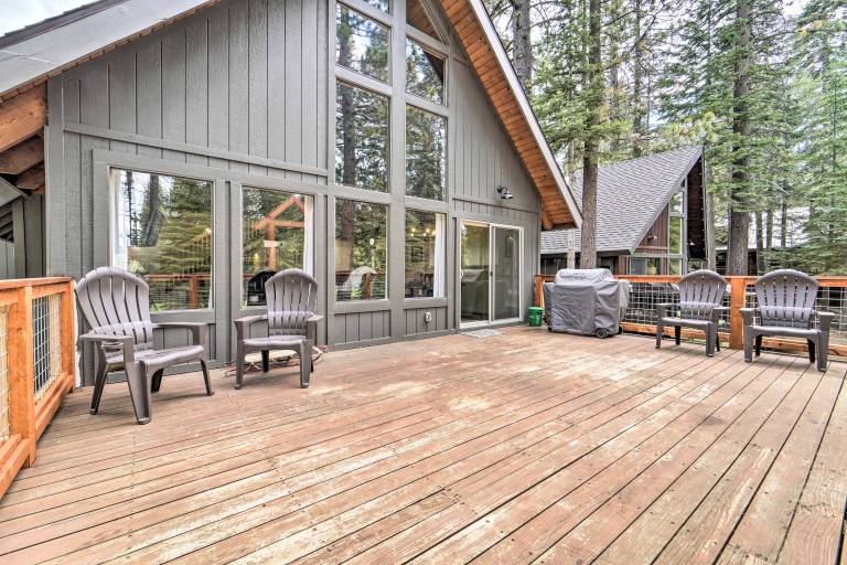 2 Mi to Tahoe Donner Ski Resort: Forest-View Haven — photo 3