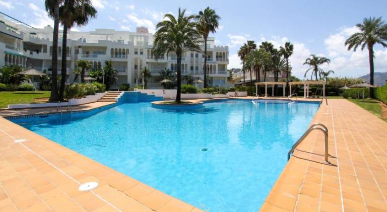 Apartment with pool — photo 3