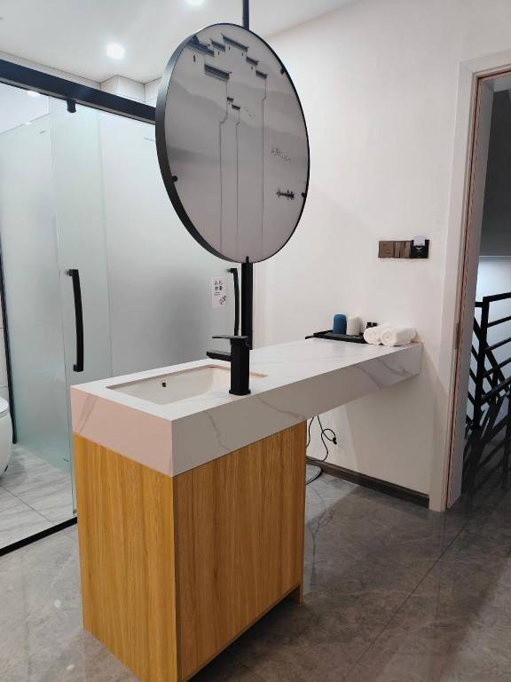 Apartment with hot tub & yard — photo 4