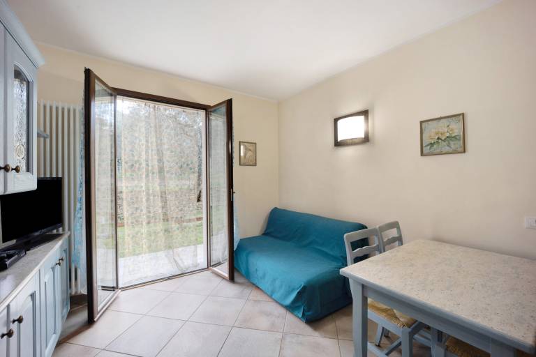 Beautiful holiday apartment with fast internet, patio & yard | Garden view | Pet-friendly — photo 3