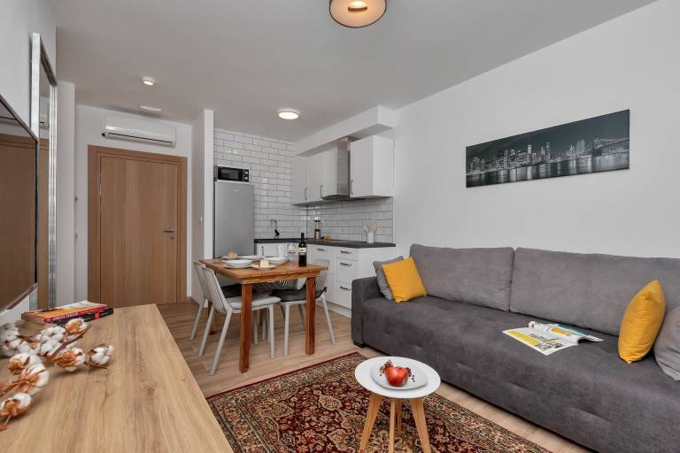 Rental apartment with patio, BBQ & garden — photo 3