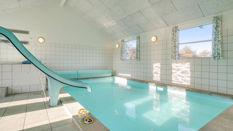 Vacation home with private pool, sauna & yard — photo 4