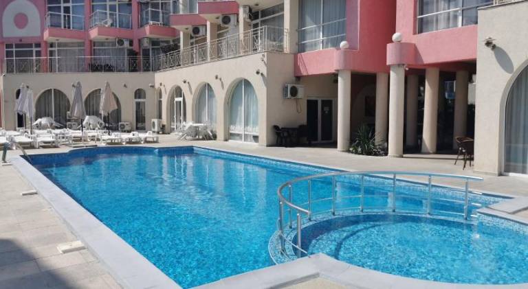 Serviced apartment with garden, patio & pool — photo 4