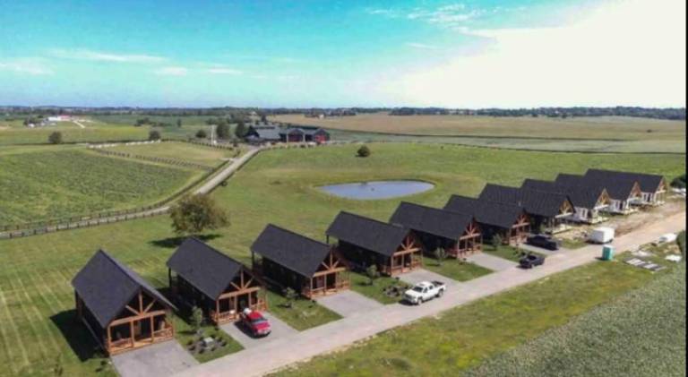 Bourbon Villa at Daynabrook Farm with HOT TUB-1 in Kent, IN