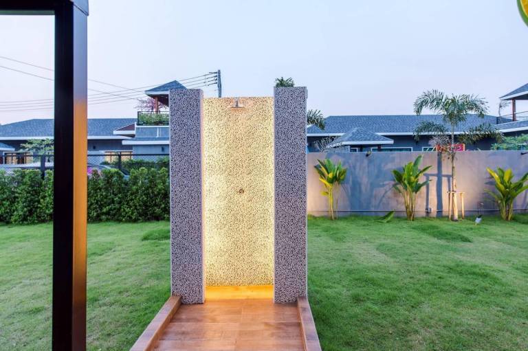 Villa with yard, barbecue & pool — photo 5