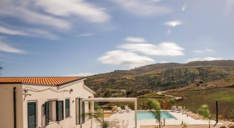 Villa with pool — photo 4