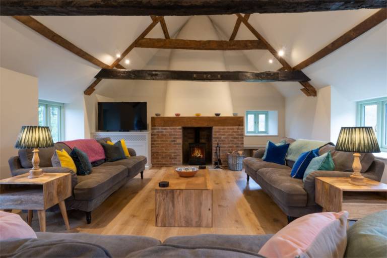 Cottage with yard, jacuzzi & terrace in Warwick
