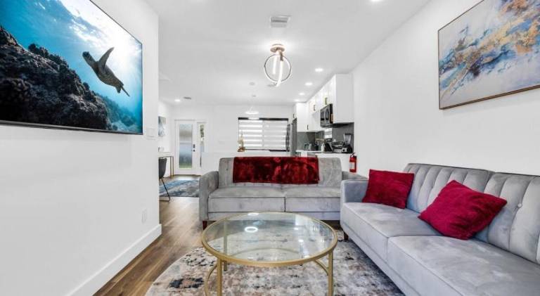 Modern Home with large private yard - Next to downtown & beach & airport - Pet friendly — photo 3