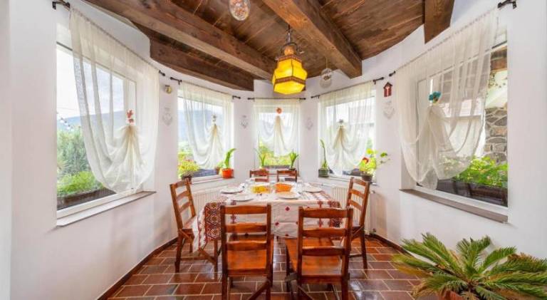 Pleasant lodge with terrace, garden & jacuzzi | Pets are welcome — photo 4